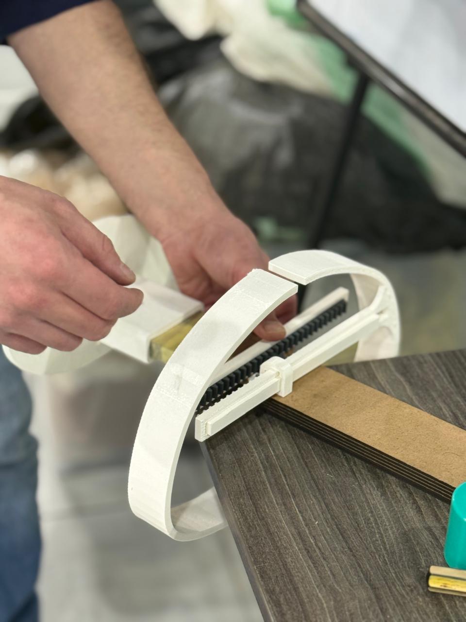 Assembling motor and waist mechanism