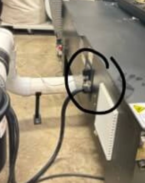 Dust extraction hose connection under the machine