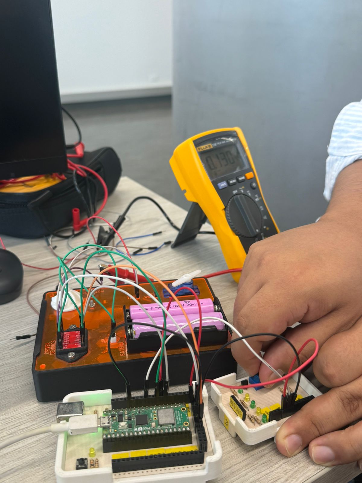 Voltage measurement in parallel