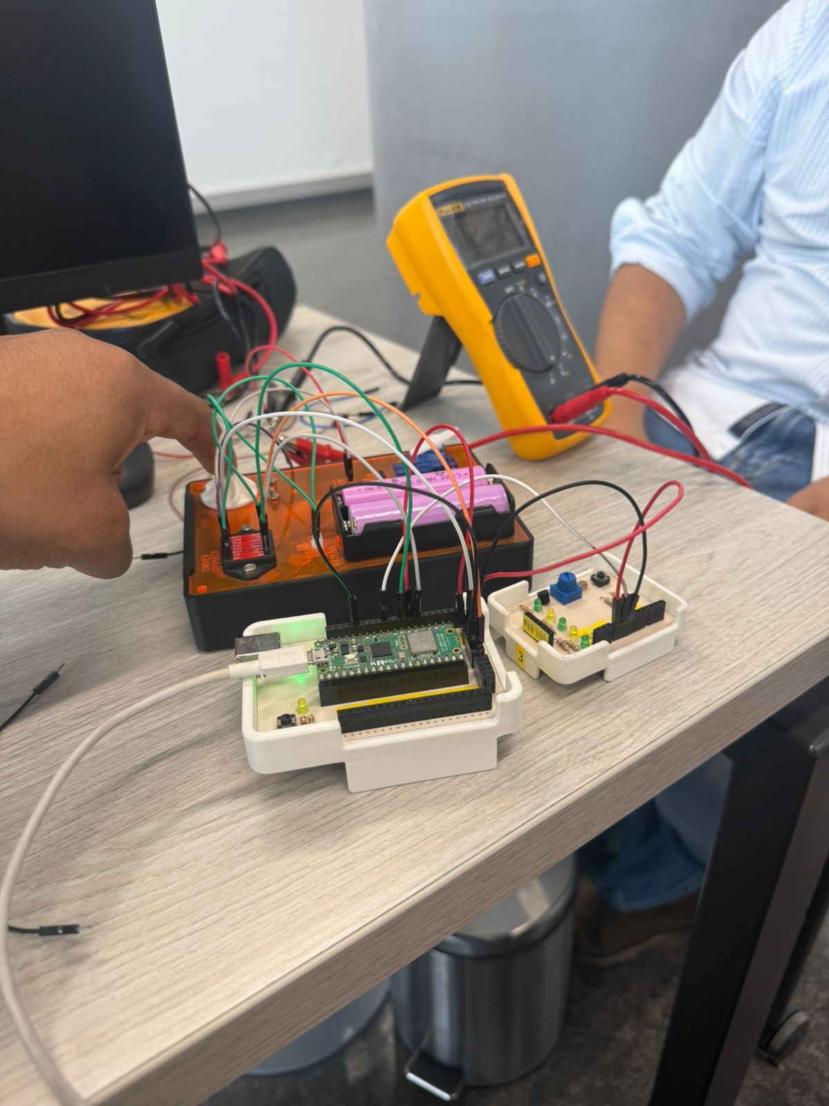 Voltage measurement in parallel