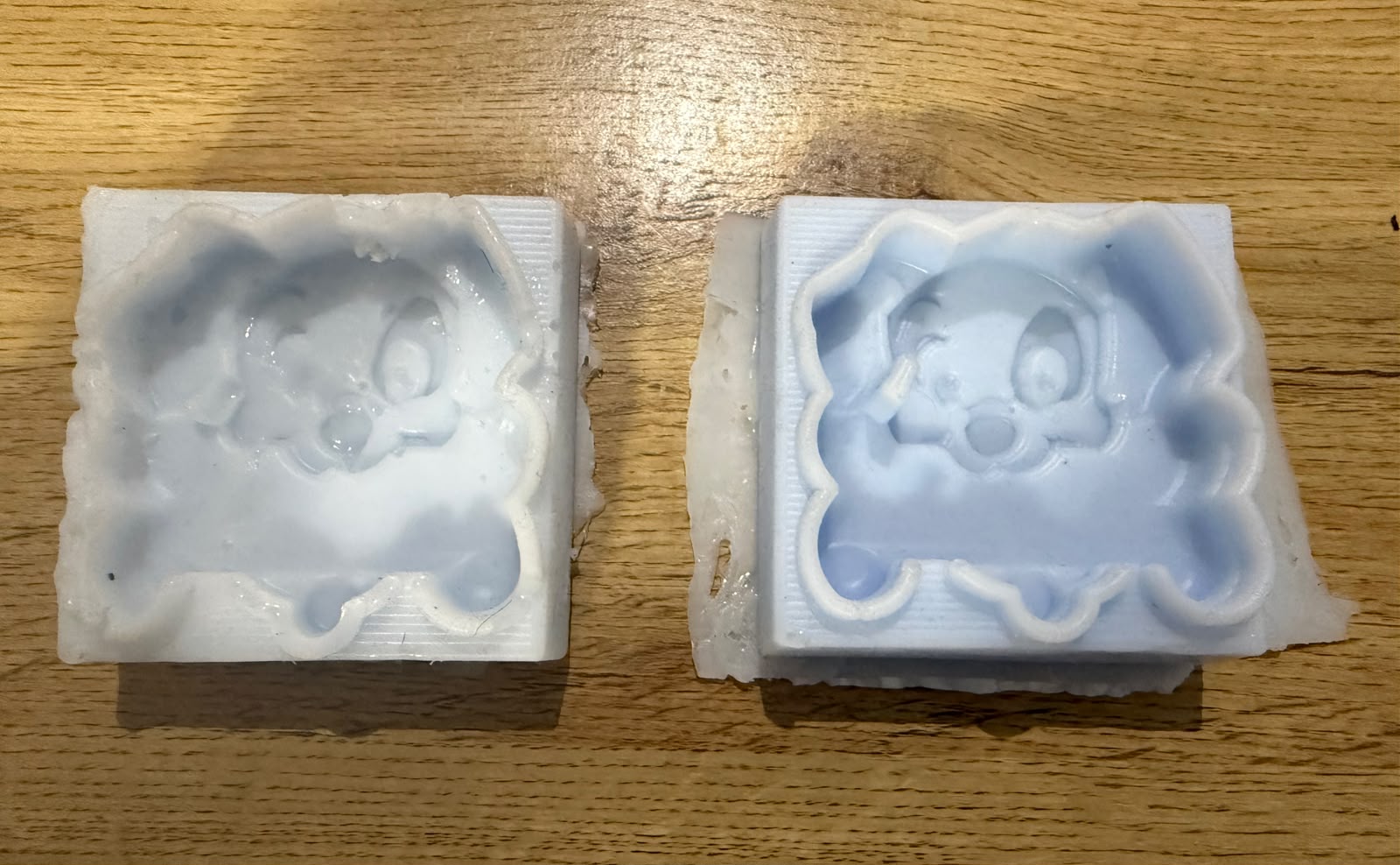 Two silicone molds side by side — left without tapping (bubbles), right with tapping (clean surface)