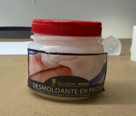 Release agent (desmoldante) applied to master and box
