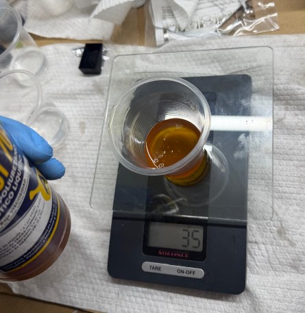 Pouring polyurethane resin into mold