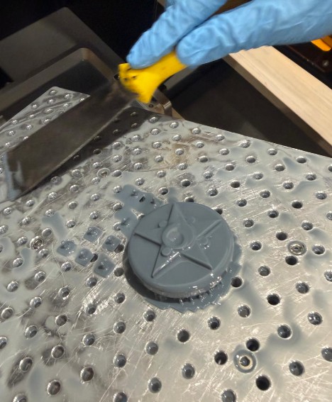 Using spatula to detach print
