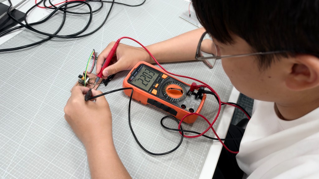 VICTOR VC9806+ reading 2.203 kilohms on the microcontroller board