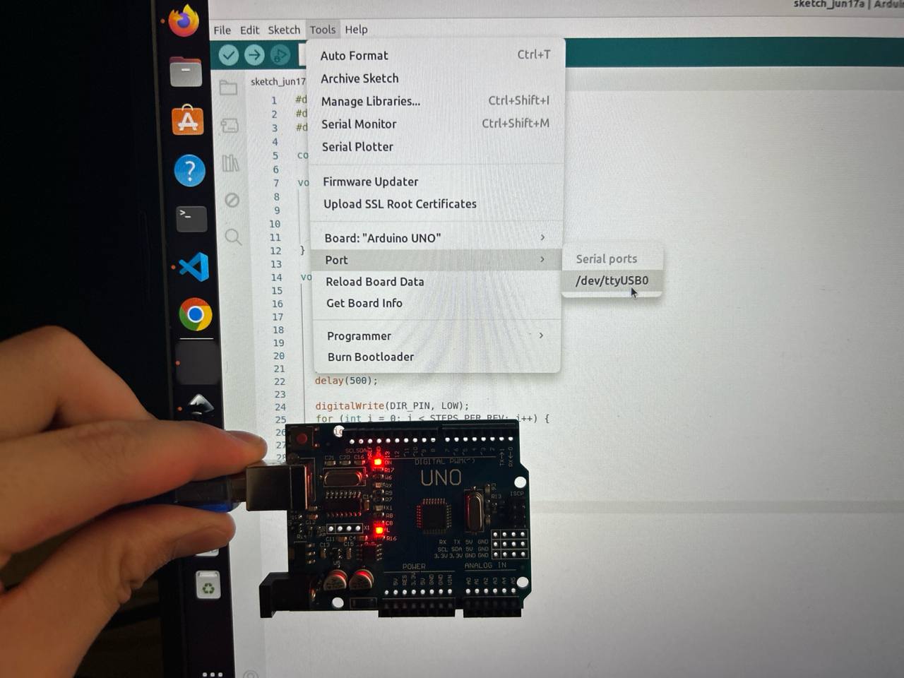 Arduino UNO connected to laptop with /dev/ttyUSB0 port visible in IDE