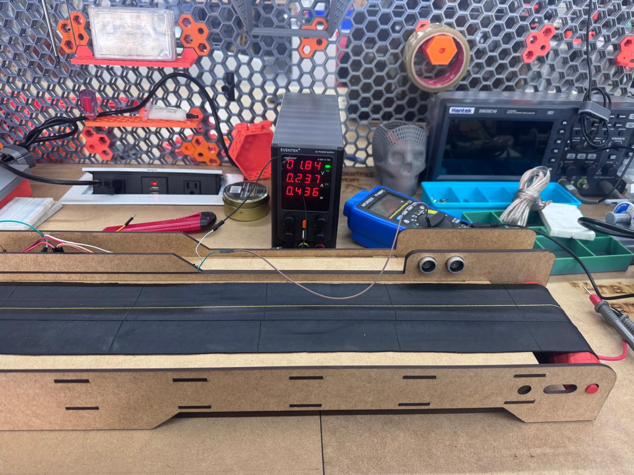 Loaded conveyor belt test running with voltage and current reading