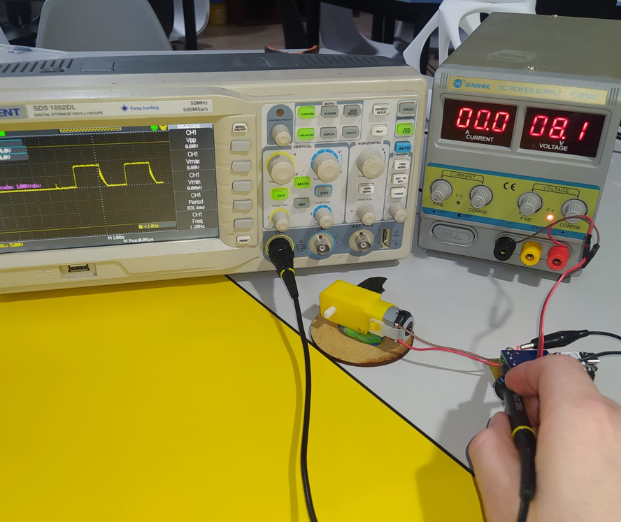 Oscilloscope probes measuring the motor output