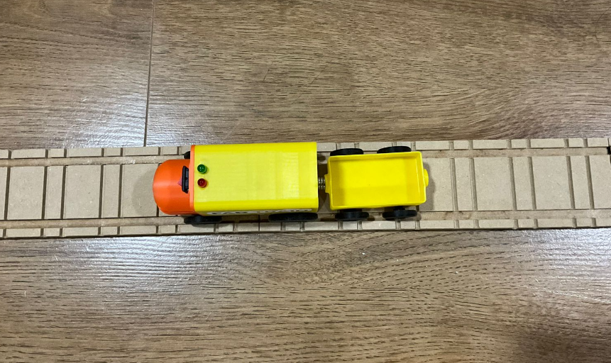 Train and wagon tested on the wooden track