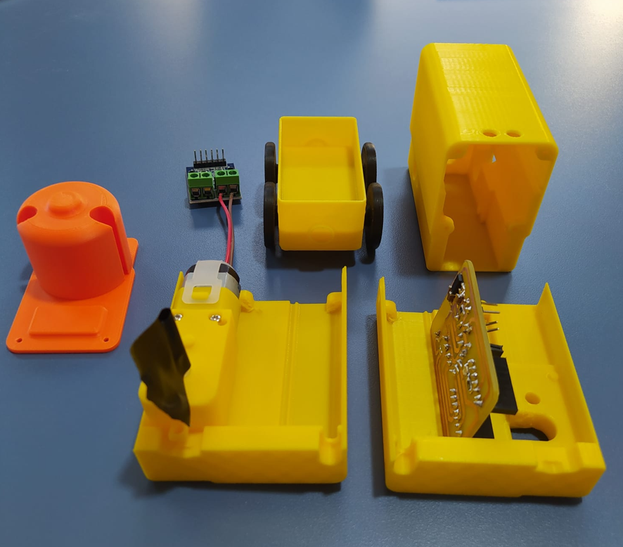 3D printed train prototype with locomotive and wagon