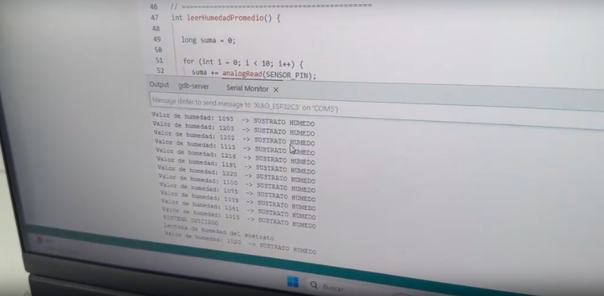 Arduino IDE Serial Monitor showing humidity sensor values classified as SUSTRATO HUMEDO