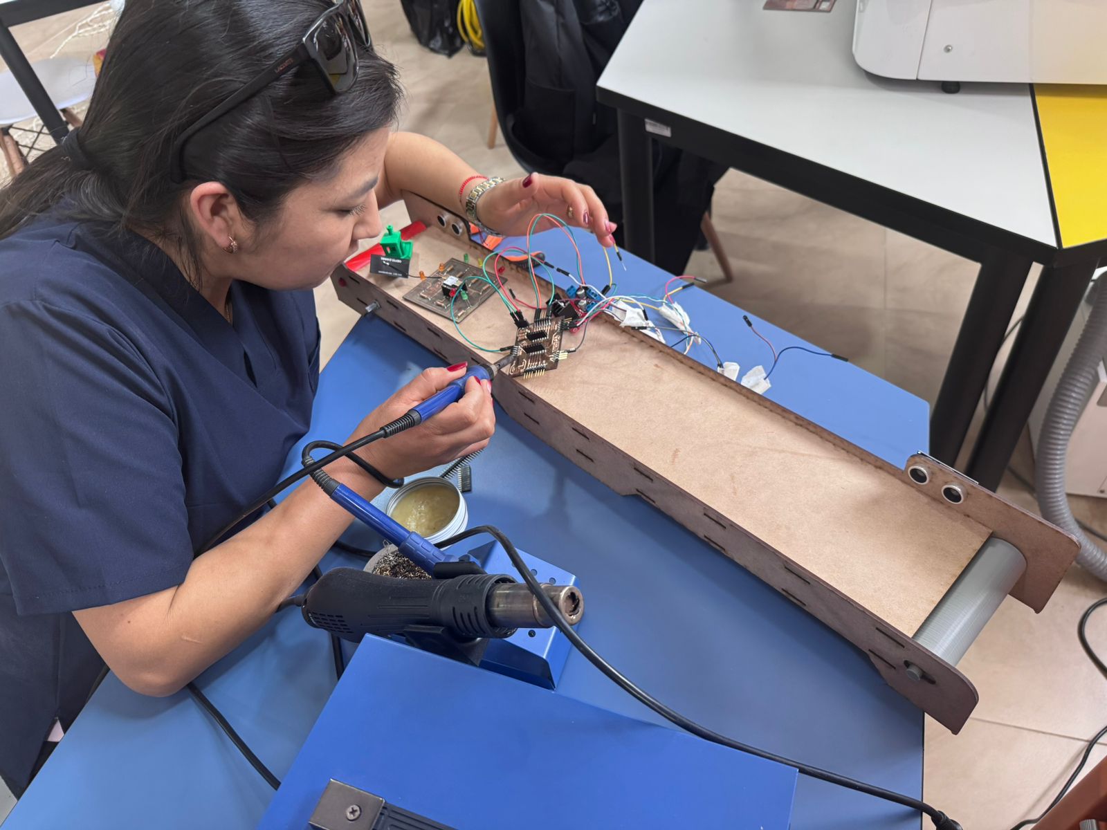 Overview of the conveyor belt assembly with electronics