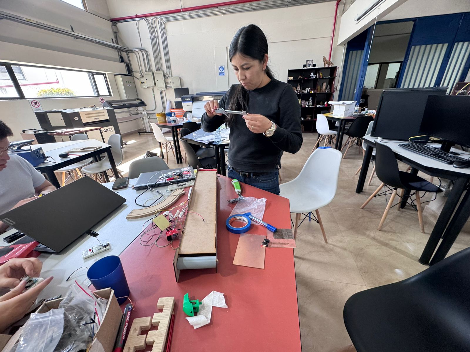 Team integrating sensor wiring on the conveyor belt machine
