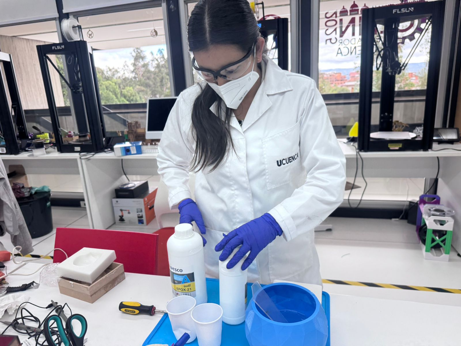 Mixing epoxy resin