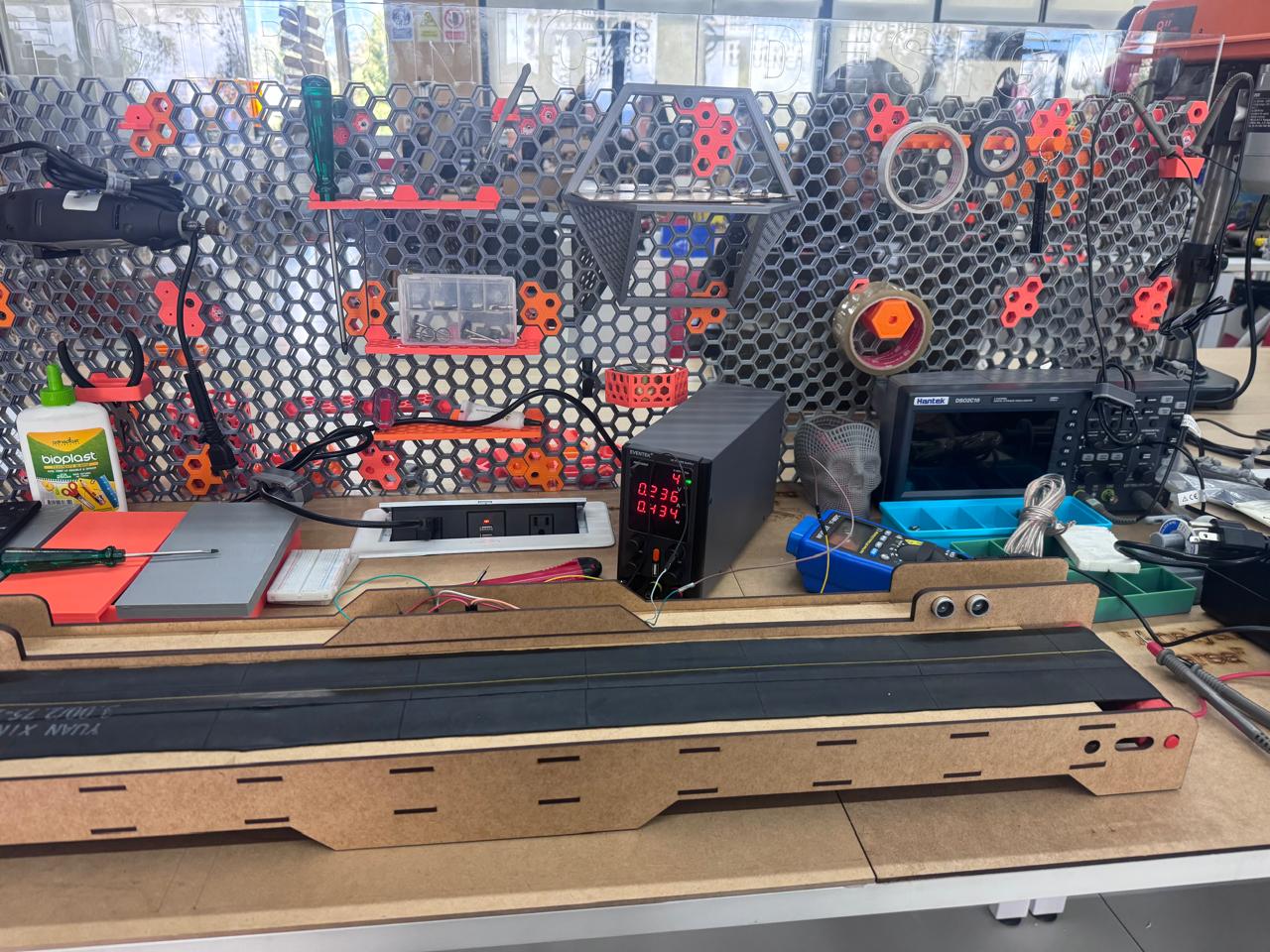 Full workbench setup for conveyor belt motor measurement