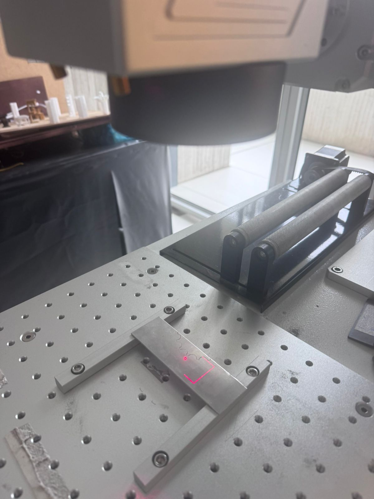 Metal sheet positioned on the fiber laser bed